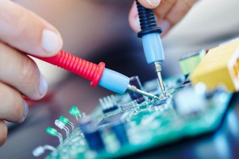 Desarrollamos soluciones electrónicas personalizadas y mantenimiento especializado para placas, sensores, tableros y sistemas de control.