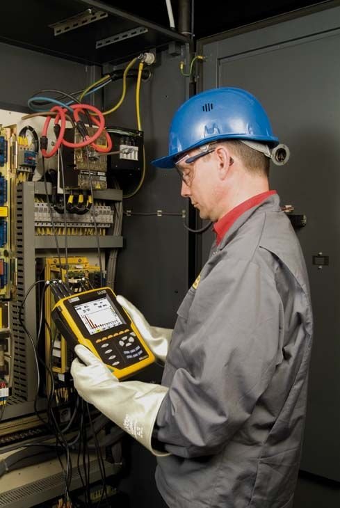 Diseñamos, instalamos y damos mantenimiento a sistemas eléctricos residenciales, comerciales e industriales, garantizando eficiencia, seguridad y cumplimiento de normativas.